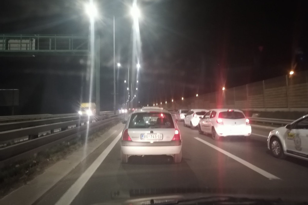 Lančani udes na auto-putu kod Jagodine: Sudarila se tri vozila, saobraćaj usporen! (VIDEO)