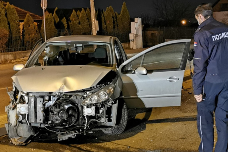 Teška nesreća u Novom Pazaru: Povređene tri osobe u sudaru "golfa" i "minija"