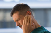 Nakupljanje voska u ušima može dovesti do gubitka sluha, a evo šta ga sve uzrokuje