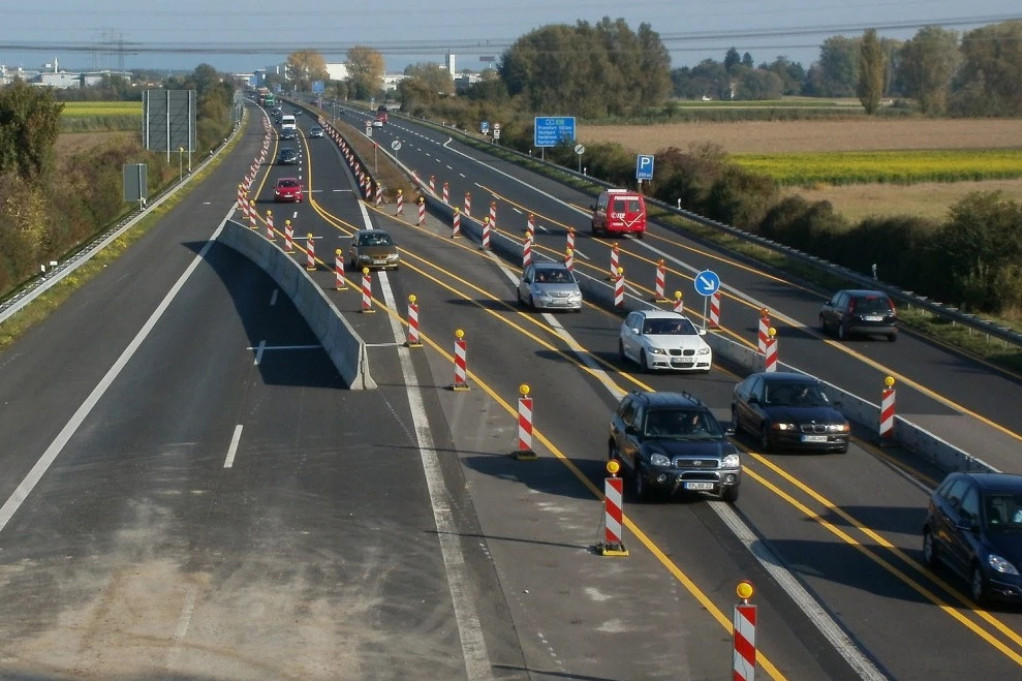 Vozači, prilagodite brzinu: Radovi menjaju režim saobraćaja - evo koje deonice puteva se zatvaraju