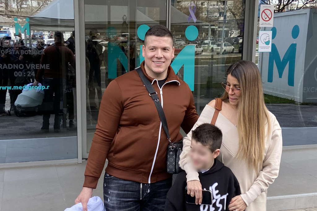 Sloba Radanović izveo Jelenu i sina Damjana iz porodilišta: Sve ću da ga naučim! (FOTO/VIDEO)