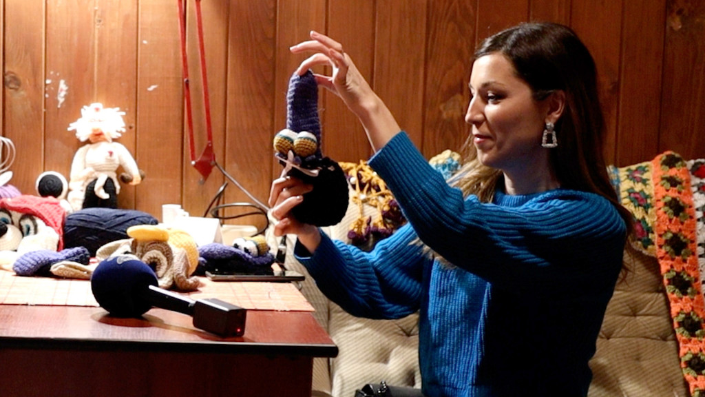 Gordana štrika ono što bi svakom muškarcu trebalo u ove zimske dane da mu greje muškost! Jer čizma glavu čuva, a nakurnjak... (FOTO)