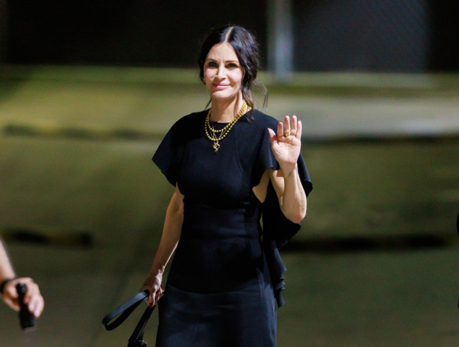 Monika iz "Prijatelja" pokazala svoj nesređeni orman: Šta je ovo, imam maske svog lika?! (FOTO)