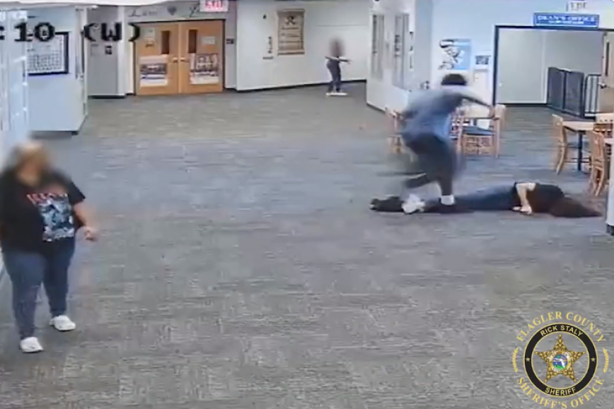 UZNEMIRUJUĆE! Učenik napao nastavnicu, jednim udarcem je onesvestio, pa nastavio da je besomučno udara (VIDEO)