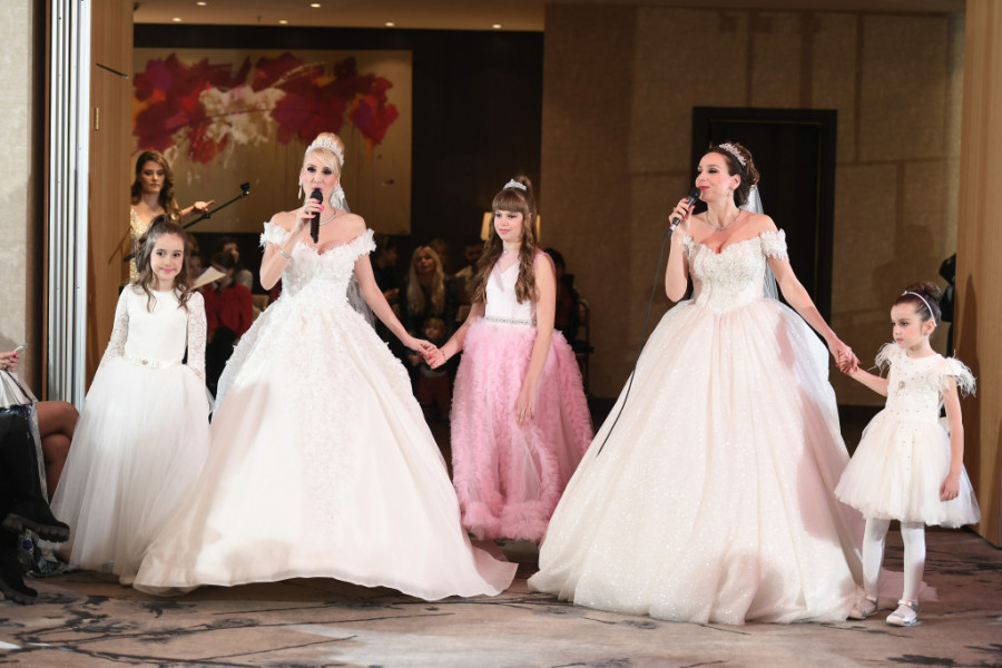 Slavne dame u belom: Na Reviji poznatih pevačice, voditeljke, influenserke i glumice zablistale, te predstavile nove trendove (FOTO)