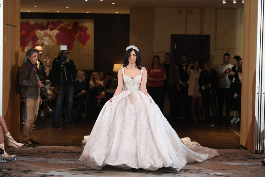 Slavne dame u belom: Na Reviji poznatih pevačice, voditeljke, influenserke i glumice zablistale, te predstavile nove trendove (FOTO)