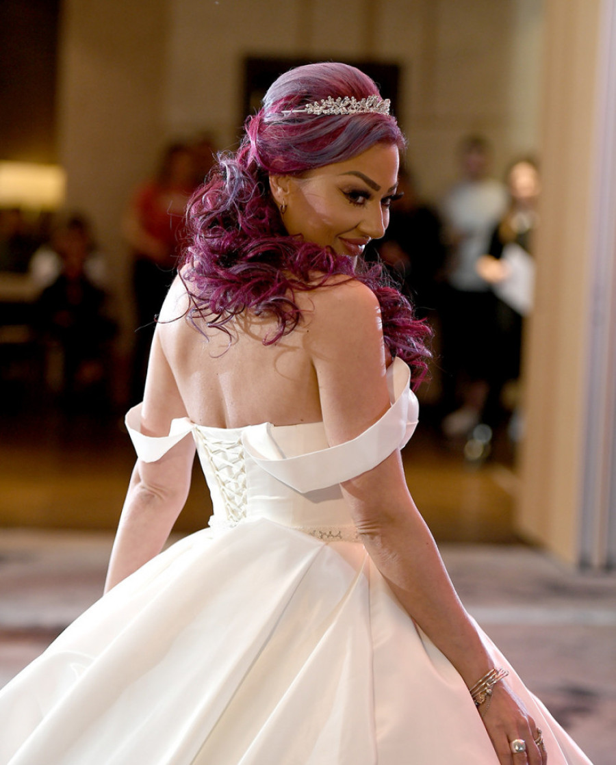 Slavne dame u belom: Na Reviji poznatih pevačice, voditeljke, influenserke i glumice zablistale, te predstavile nove trendove (FOTO)