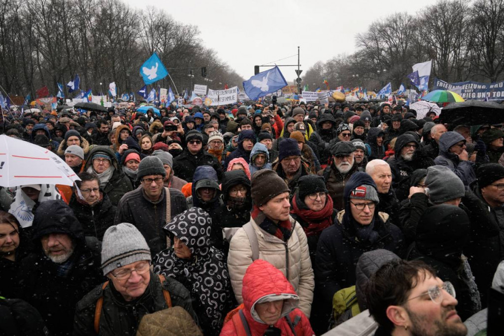 "Pregovarajte, ne eskalirajte": U Berlinu održan protest protiv naoružavanja Ukrajine (VIDEO)