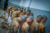 Obračun sa bandama kakav nije viđen: Prvih 2.000 zatvorenika prebačeno u megazatvor, snimci su neverovatni (VIDEO)