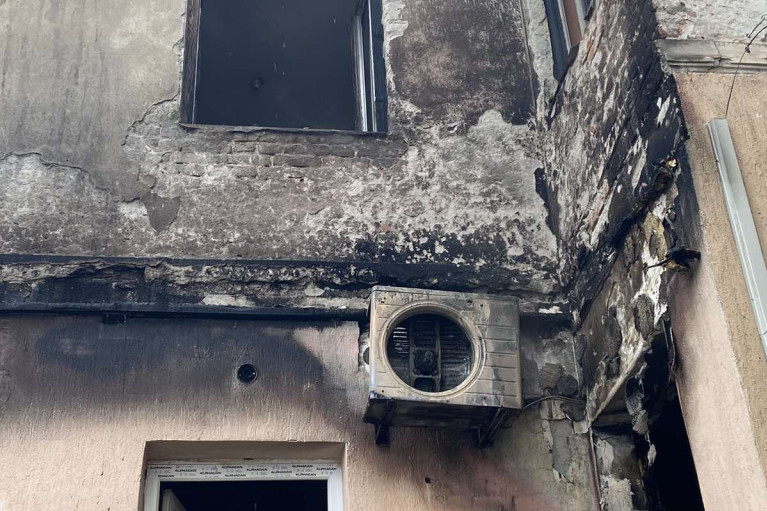 Klima-uređaj izazvao požar u stanu u Kikindi! Vatra zahvatila prozor, komšije brzo odreagovale!