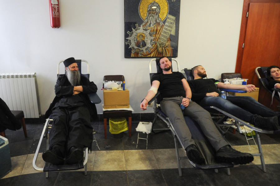 U hramovima u Beogradu akcija dobrovoljnog davanja krvi: Zalihe na minimumu, i patrijarh dao krv