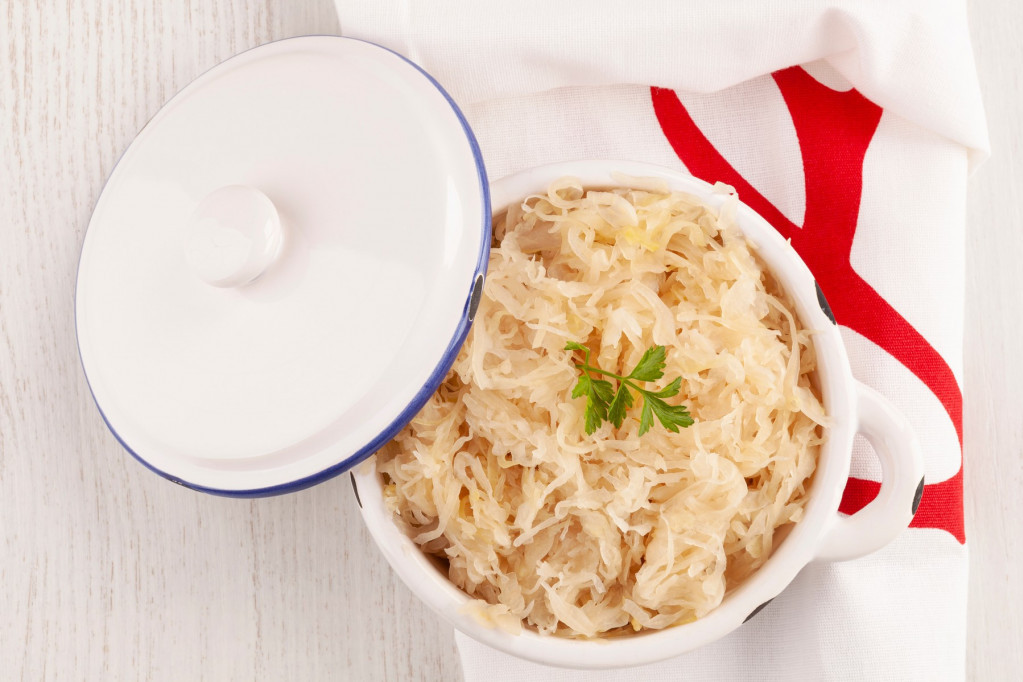 Uz ovaj jednostavan trik sa kesom, izbeći ćete kvarenje kiselog kupusa