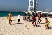 Ala pika ovaj Nole fudbal: Srbin glavna faca na plaži u Dubaiju! (VIDEO)
