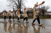 24sedam na Belim pokladama u Lozoviku:  Drevnim običajima Jaseničani štite selo od nečistih sila (FOTO/VIDEO)
