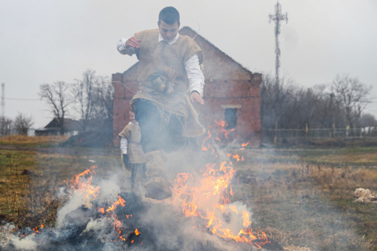 Zaboravljeni običaj iz Pomoravskog kraja: Vatra, rakija i maskirani klinci - ovako su se slavile Bele poklade