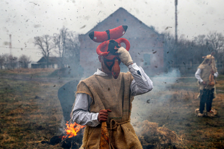 Običaji uoči Vaskršnjeg posta: Danas je Nedelja praštanja, ko preskače vatru i zašto se deca mažu pepelom?