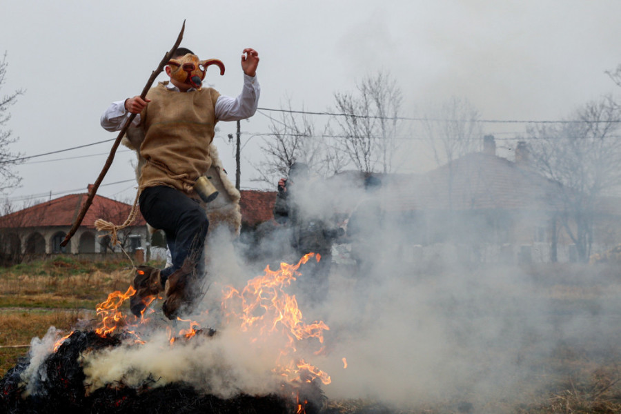 Zaboravljeni običaj iz Pomoravskog kraja: Vatra, rakija i maskirani klinci - ovako su se slavile Bele poklade