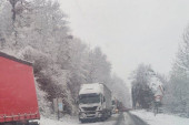 Auto sleteo sa puta kod Prijepolja, sneg napravo kolaps: Zabranjen saobraćaj za teretna vozila preko Borove glave i Debelog brda (FOTO)