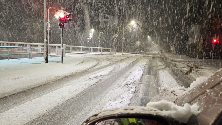 Tinejdžeri grudvama zasuli automobile i autobuse, napravili haos ispred škole: Reagovala i policija