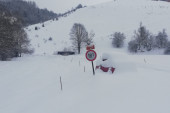 Snežne padavine napravile haos širom zapadne Srbije: Borba putara sa snegom traje satima - pojedina naselja zavejana i bez struje!