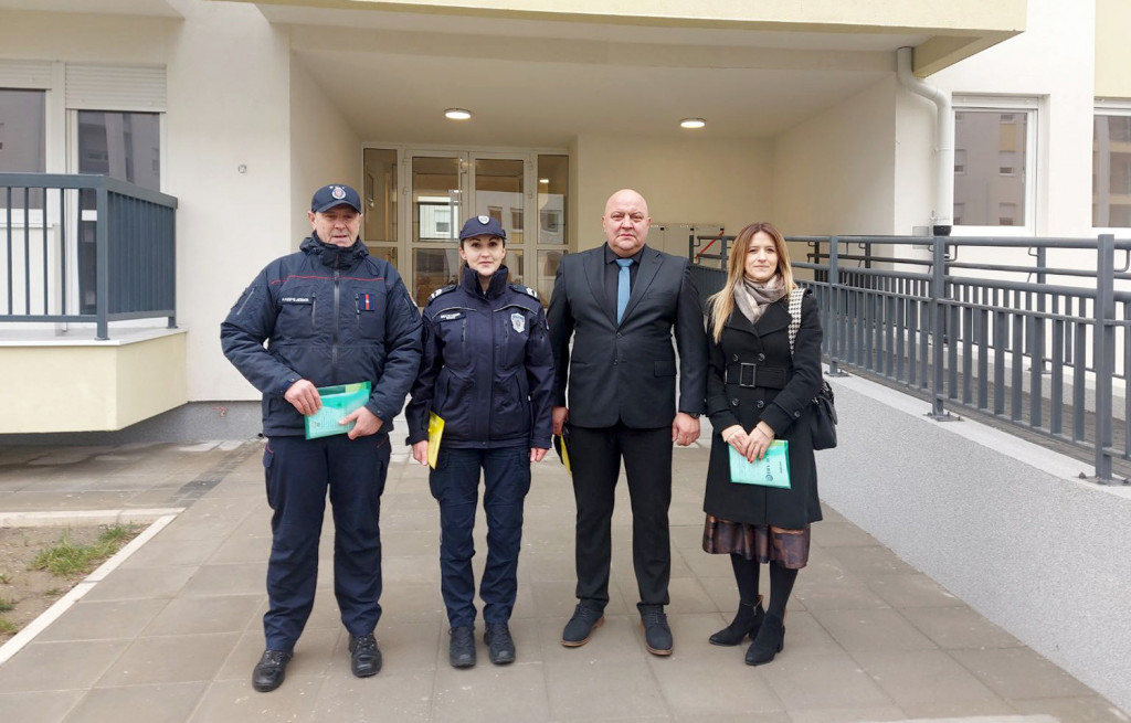 "Srbija ispunjava svoja obećanja": Bratislav Gašić u Kraljevu dodelio ključeve novoizgrađenih stanova pripadnicima službi bezbednosti (FOTO)