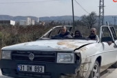 Opasno je, ali šta možemo: Turčin izvukao automobil iz ruševina, isekao mu krov i zaputio se u nabavku (VIDEO)