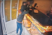 Bruka i sramota! Mladić sa kapuljačom na glavi ukrao donatorsku kutiju iz jedne pekare u Borči (VIDEO)