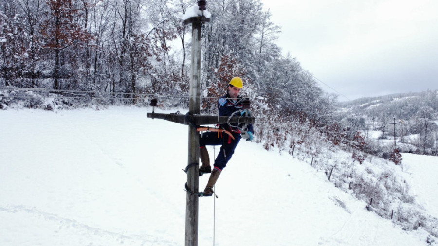Sneg napravio velike probleme širom Srbije: U Prijepolju uvedena vanredna situacija, u Užicu 4.600 domaćinstava bez struje!