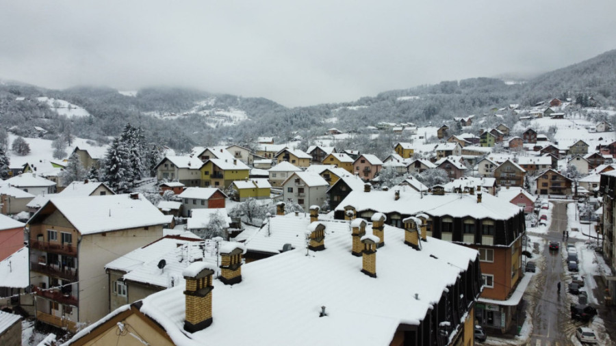 Sneg napravio velike probleme širom Srbije: U Prijepolju uvedena vanredna situacija, u Užicu 4.600 domaćinstava bez struje!