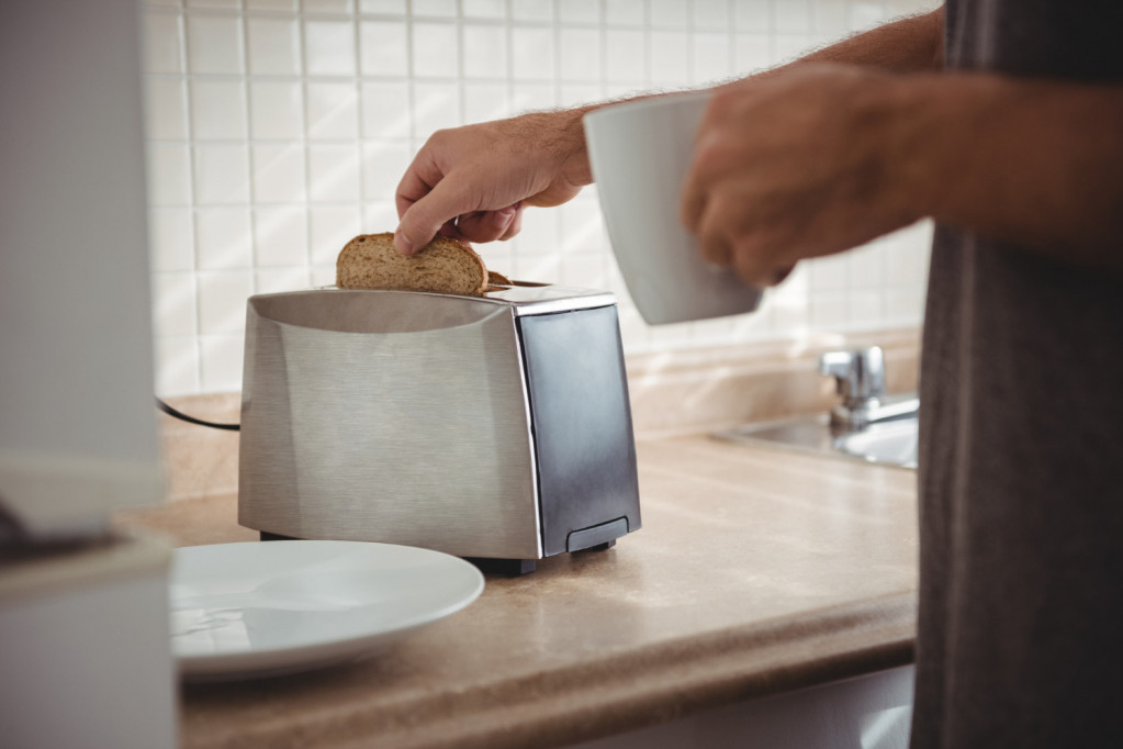 Za koji problem odraslih vas niko nije pripremio? Tiktokerka otkrila da ceo život pogrešno čisti toster, pa sve ostavila u šoku! (VIDEO)