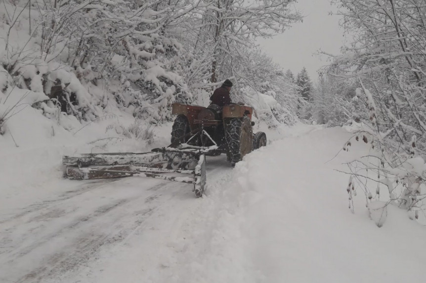 Snežne padavine napravile kolaps u zapadnoj Srbiji: Stotine ljudi u udaljenim planinskim selima još uvek bez struje!