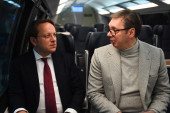 Vučić se sastao sa Varheljijem: Tet-a-tet sastanak u vozu, potpisan sporazum kojim Srbija od EU dobija 600 miliona za prugu