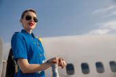 Zapanjujuće je šta sve stjuardese mogu saznati o vama jednostavnim pozdravom na vratima aviona