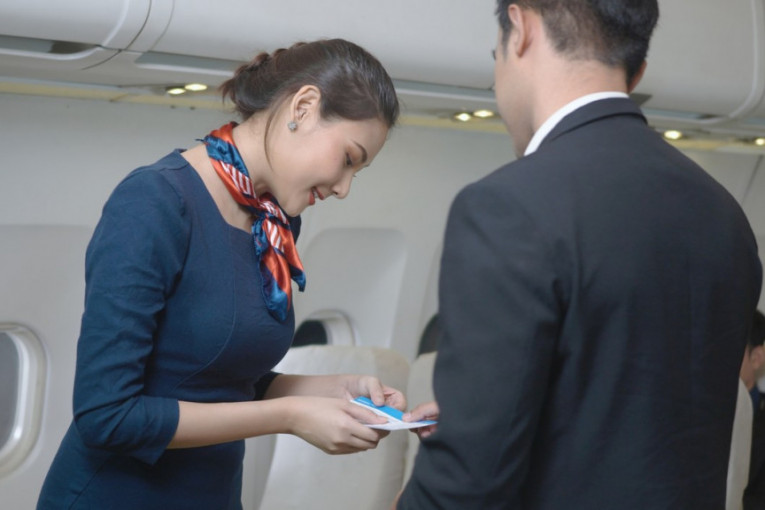 Pevanje usred leta: Putnici zatražili povraćaj novca od avio-kompanije (VIDEO)