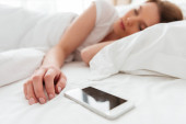Ukoliko imate običaj da spavate sa mobilnim telefonom pored glave, odmah promenite tu naviku, jer opasno rizikujete zdravlje!