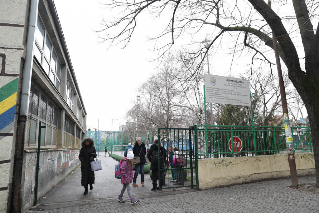 Đaci evakuisani iz škole u Zemunu nakon dojave o bombi: U pretećem mejlu se pominje Kosovo i Metohija!?