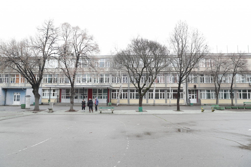 Đaci evakuisani iz škole u Zemunu nakon dojave o bombi: U pretećem mejlu se pominje Kosovo i Metohija!?