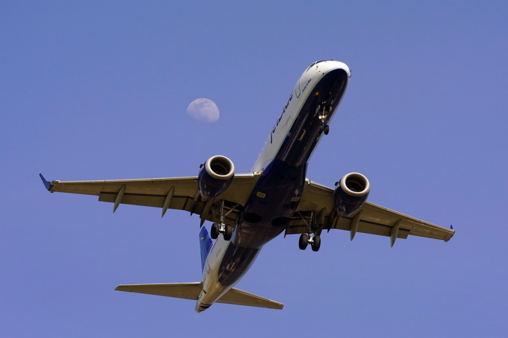 Drama na letu za Krit! Avion preusmeren zbog zdravstvenog stanja putnice