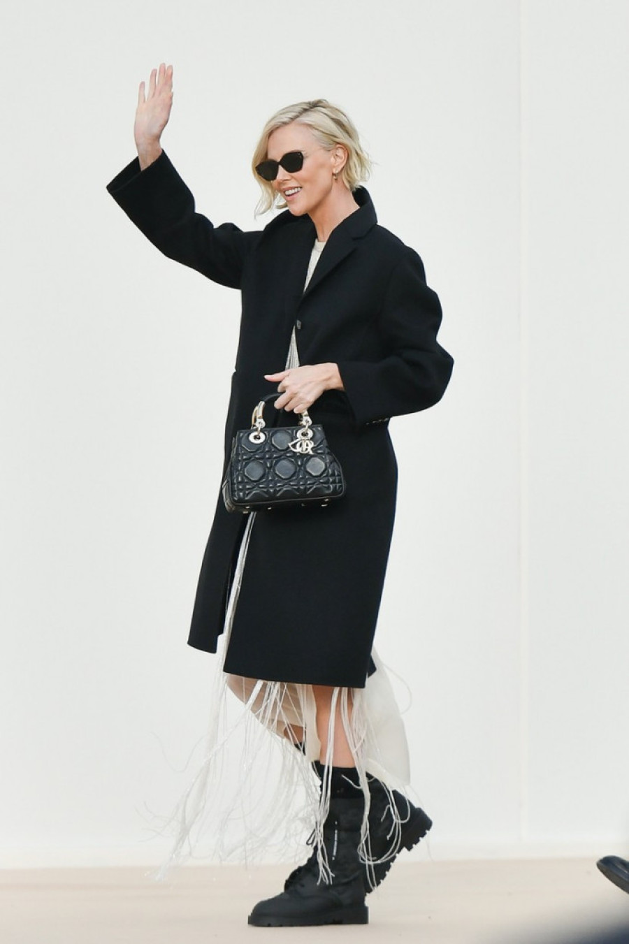 „Dior“ u Parizu okupio najlepše žene sveta: Od mlađane Deve Kasel (18),  zrele i opet plave Šarliz Teron (47), do Mej Mask (75)