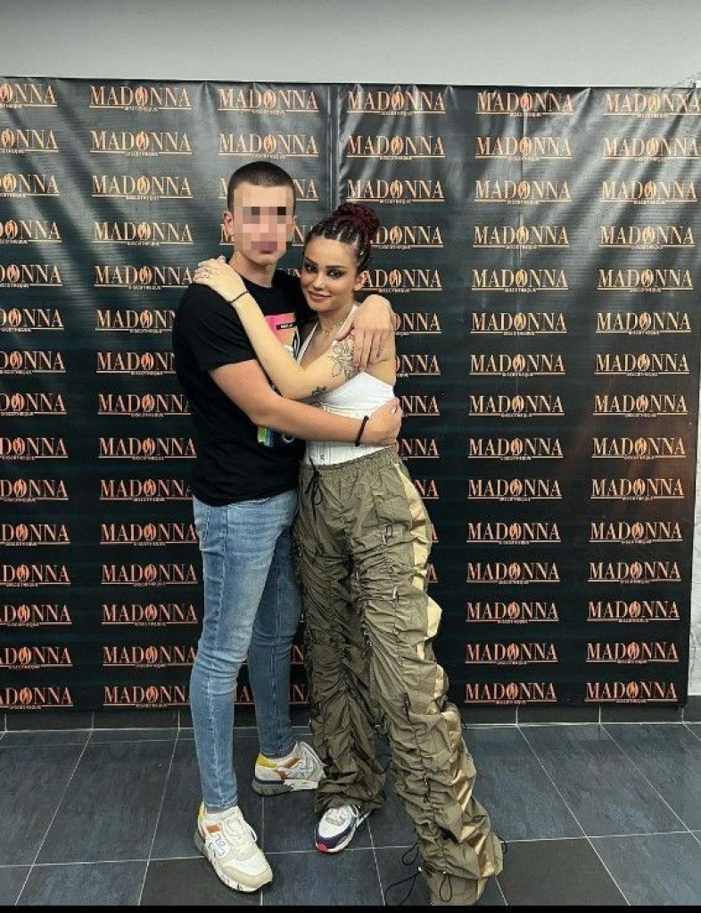 Ovo je jedanaest godina mlađi dečko Ene Čolić: Bili su zajedno pre "Elite", a rođeni je brat naše poznate pevačice