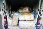 Dvojica muškaraca uhapšena u Nišu: U "škodi" sakrili 230 kilograma rezanog duvana i 1.000 paklica cigareta