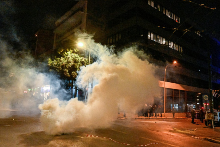 Neredi u Atini posle sudara vozova: Narod besan, policija uzvratila suzavcem (VIDEO)