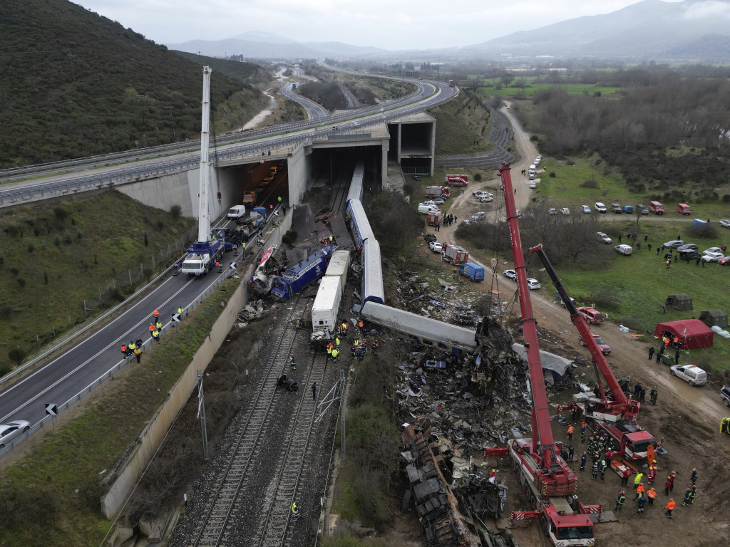 Skoro 60 ljudi živo izgorelo u stravičnom sudaru vozova, a pravde nema ni posle godinu dana: Grčka ovako nešto ne pamti (FOTO/VIDEO)