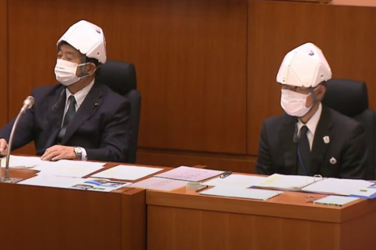 Japanski odbornici u skupštini sedeli sa šlemovima na glavama: Obrušio se deo plafona od svega 25 grama (VIDEO)