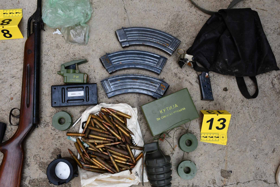 U kući držao devet bombi, četiri pištolja, pušku, 488 metaka, detektor za metal i alat za detonaciju: Nišlija imao čitav arsenal! (FOTO)