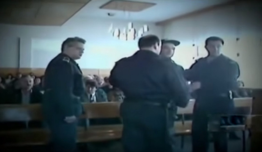 Hicima iz "škorpiona" ubio Dobrivoja, njegovu trudnu suprugu i njihovog sina koji je sedeo na noši: Svirepog zločinca izdalo srce u zatvoru!