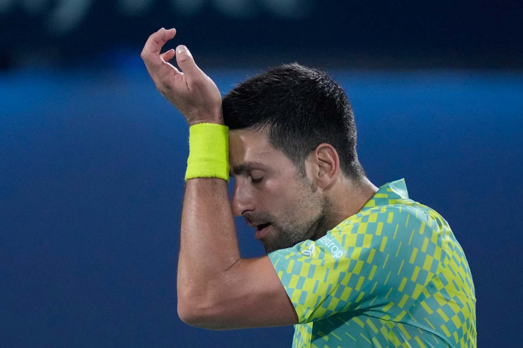 Novak zabrinuo navijače: Vratio se na teren, a već ga nešto muči? (FOTO)