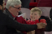 Zbog ovog snimka oduševljen je ceo svet! Mladi navijač Liverpula dobio dres od idola, nije znao šta će od sreće! (FOTO, VIDEO)