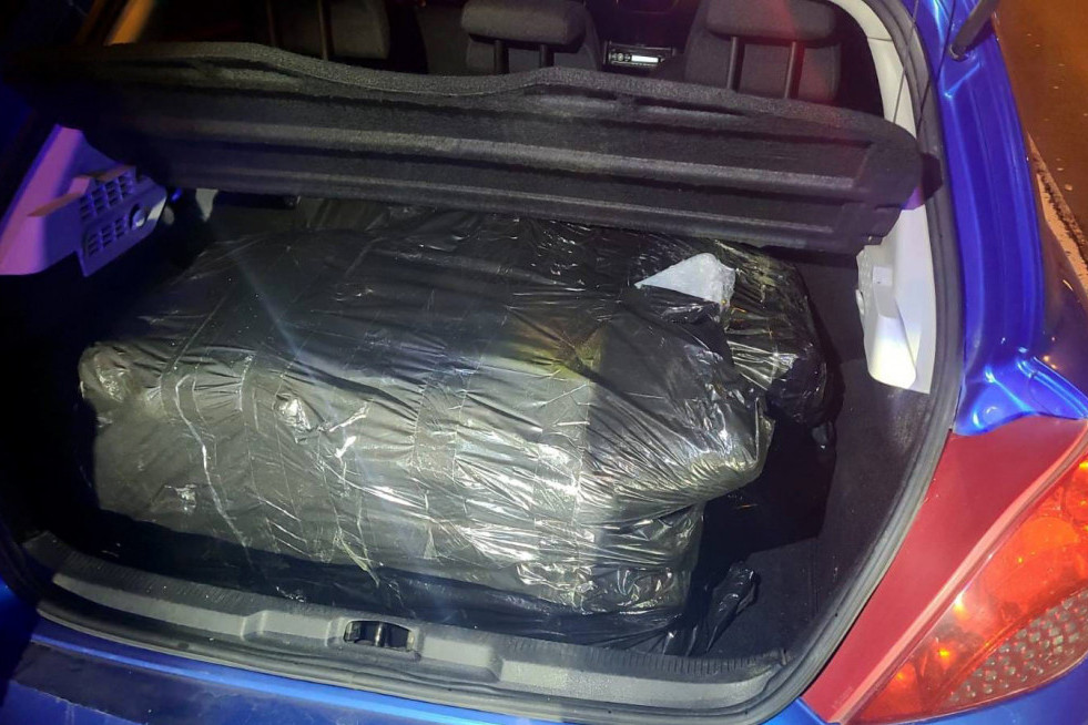 Gepek "pežoa" pun marihuane: Dvojica uhapšena u Zemunu sa 30 kilograma droge!