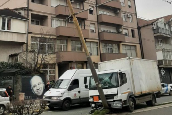 Havarija u Beogradu! Kamion koji je prevozio plinske boce udario u stub kontaktne mreže - trolejbusi stali! (FOTO)